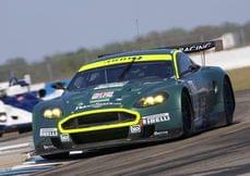 KYB ведет гонки Aston Martin к успеху